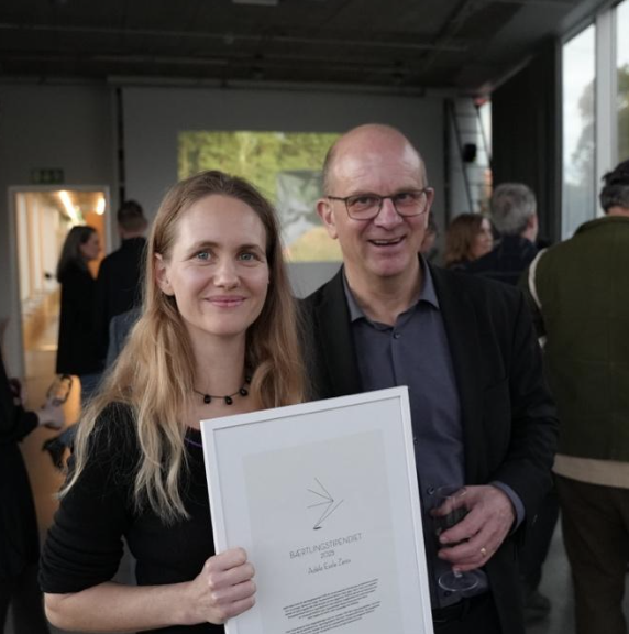 Adèle Essle Zeiss at Bonniers Konsthall after receiving the Bærtling Grant from executive board member Håkan Nilsson. Her art explores balance, movement, and the body's relationship to space. Photo: Fredrik Redelius