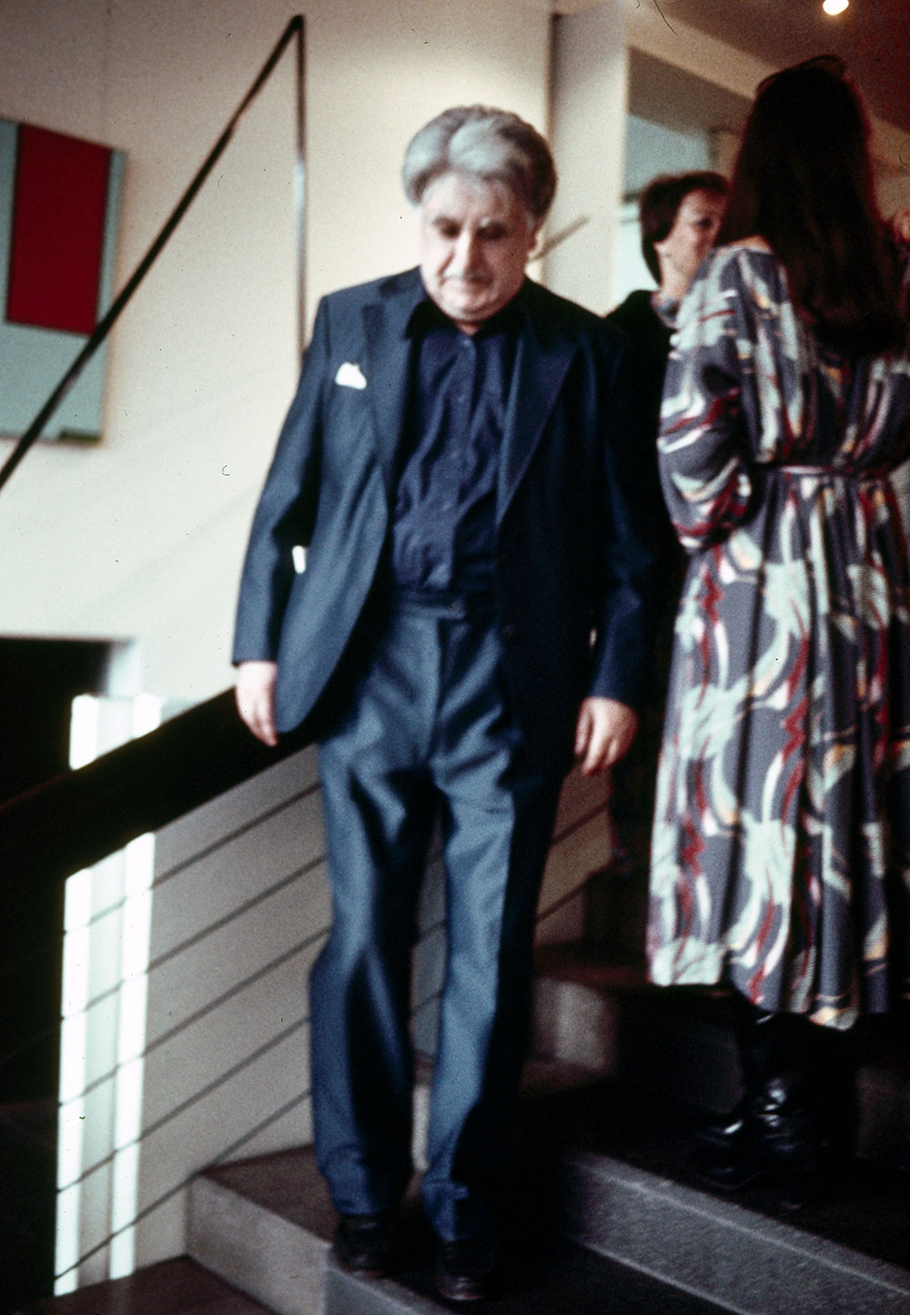 Olle Bærtling vid en utställning i Düsseldorf, troligen 1977