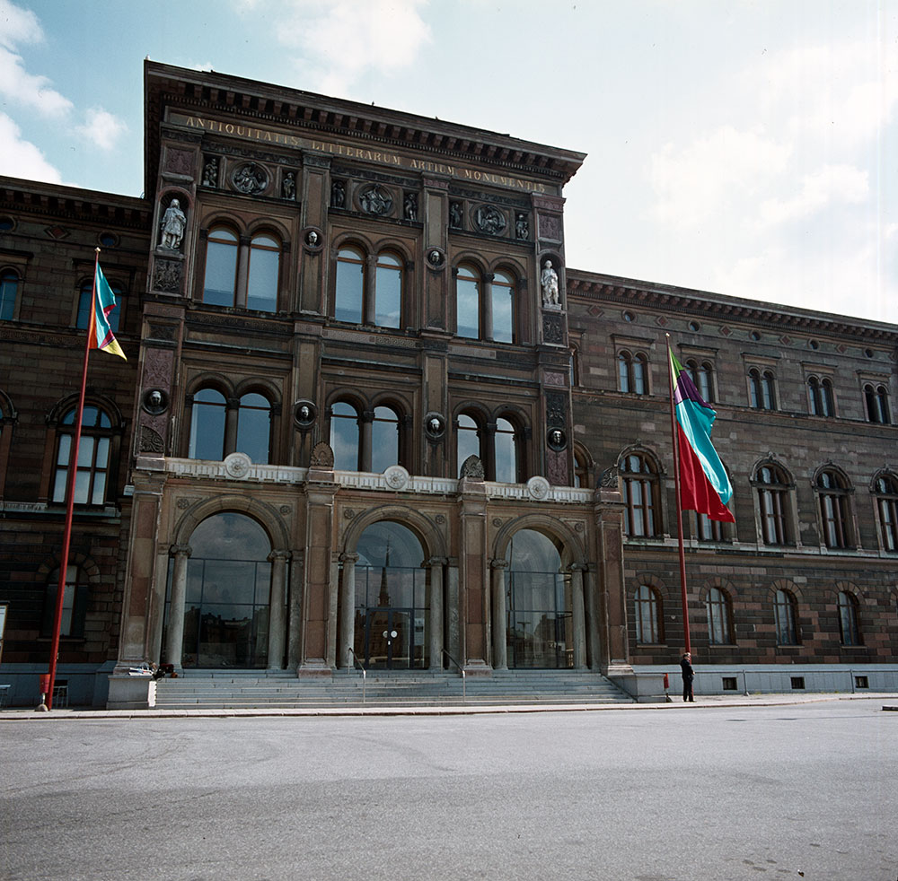 Bærtlingflaggor framför Nationalmuseum i Stockholm
