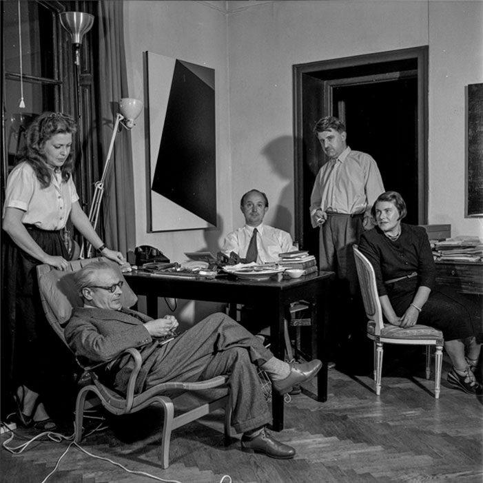 Olle Bærtling och Lisa von Roxendorff-Bærtling hemma på Kommendörsgatan 39, Stockholm med besök av Tristan Tzara, Greta Knutson-Tzara och Eugen Wretholm 1953