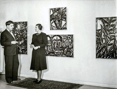 Olle Bærtling tillsammans med hustrun Lisa von Roxendorff-Bærtling under sin debututställning på Samlaren i Stockholm 1949. Foto: Sallstedts Bildbyrå
