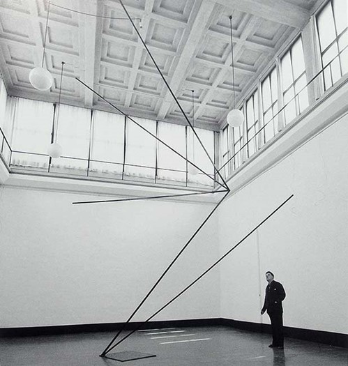 Olle Bærtling betraktar Asamk, 1961 på Liljevalchs konsthall i Stockholm inför utställningen 